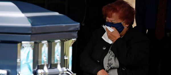 Funeral de un fallecido por COVID-19 - Sputnik Mundo