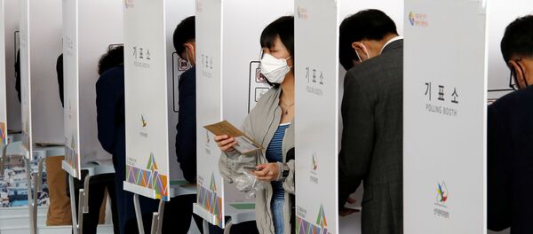 Ciudadanos surcoreanos votan en las elecciones parlamentarias de 2020 - Sputnik Mundo