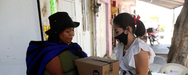 La caja con con la imagen de Joaquín El Chapo Guzmán Loera - Sputnik Mundo