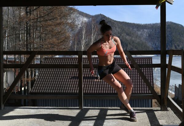 Así se mantienen en forma los atletas y bailarines profesionales durante la cuarentena
 - Sputnik Mundo