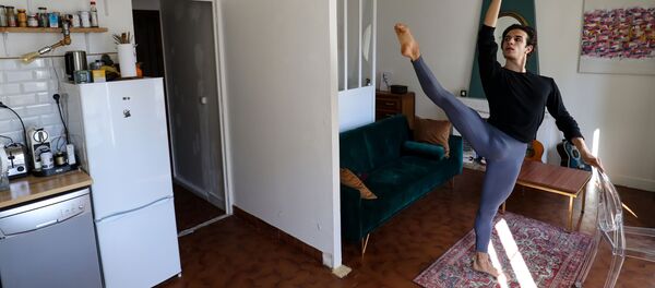 Así se mantienen en forma los atletas y bailarines profesionales durante la cuarentena
 - Sputnik Mundo