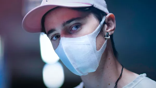 Un hombre con la mascarilla