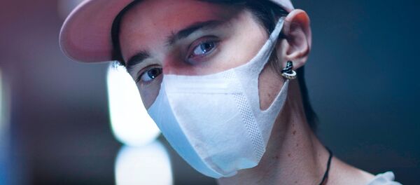 Un hombre con la mascarilla Un hombre con la mascarilla - Sputnik Mundo