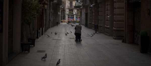 Mujer sin hogar camina por las calles de Barcelona - Sputnik Mundo