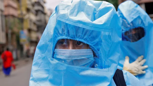 Una mujer en equipo de protección