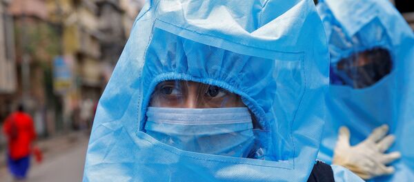 Una mujer en equipo de protección - Sputnik Mundo