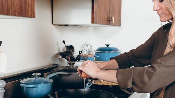 Un chica cocinando Un chica cocinando - Sputnik Mundo