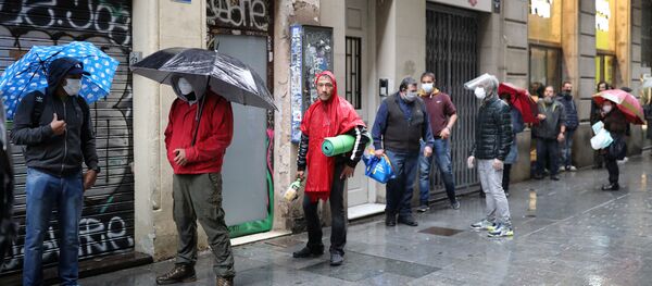 La gente con mascarillas durangte el brote de coronavirus en España - Sputnik Mundo