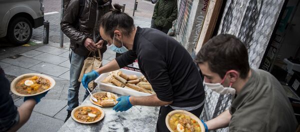 Vecinos de Malasaña reparten comida gratis del restaurante Casa28. Vecinos de Malasaña reparten comida gratis del restaurante Casa28. - Sputnik Mundo