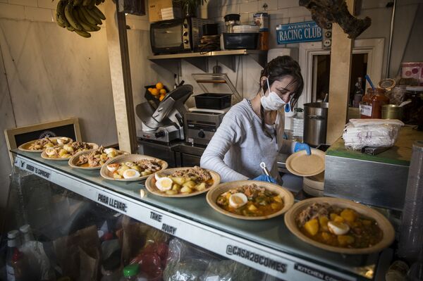 Vecinos de Malasaña reparten comida gratis del restaurante Casa28. - Sputnik Mundo