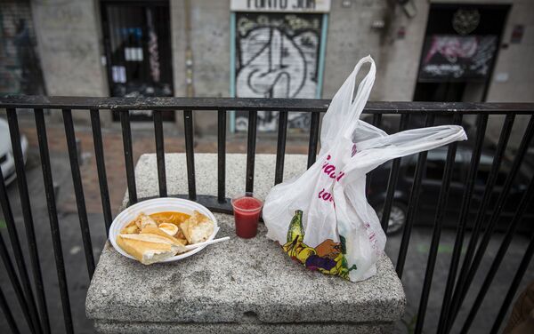 Vecinos de Malasaña reparten comida gratis del restaurante Casa28. - Sputnik Mundo
