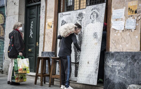 Vecinos de Malasaña reparten comida gratis del restaurante Casa28 - Sputnik Mundo