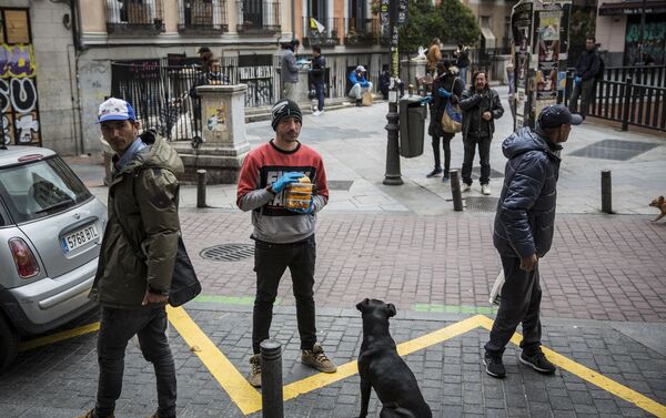 Vecinos de Malasaña reparten comida gratis del restaurante Casa28. - Sputnik Mundo