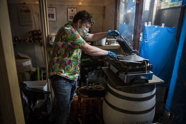 Esto debería hacerlo Servicios Sociales: el chef argentino que cerró su bar para dar comida gratis Esto debería hacerlo Servicios Sociales: el chef argentino que cerró su bar para dar comida gratis - Sputnik Mundo