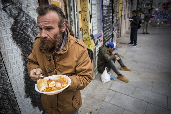Esto debería hacerlo Servicios Sociales: el chef argentino que cerró su bar para dar comida gratis - Sputnik Mundo