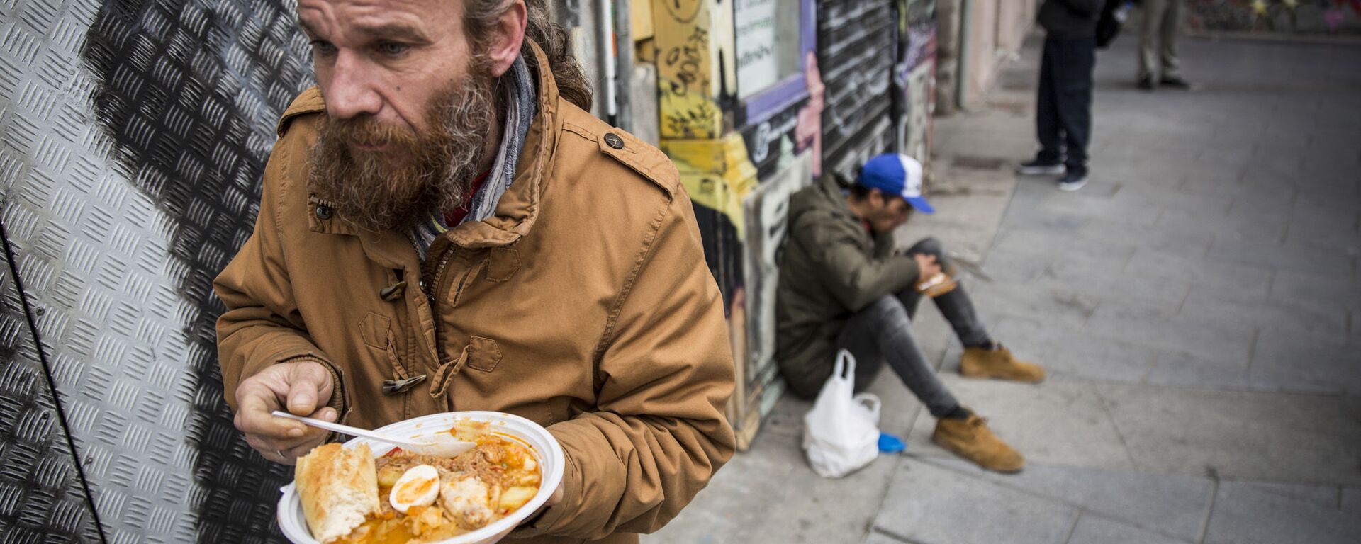 Varias personas comen gratis en Madrid frente al local Casa28, del chef Adrián Rojas. - Sputnik Mundo, 1920, 17.06.2024