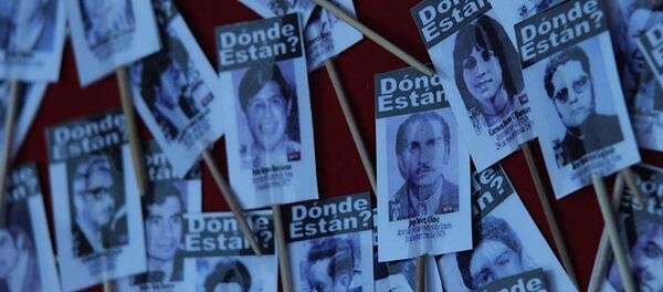 Carteles con fotos de detenidos desaparecidos - Sputnik Mundo