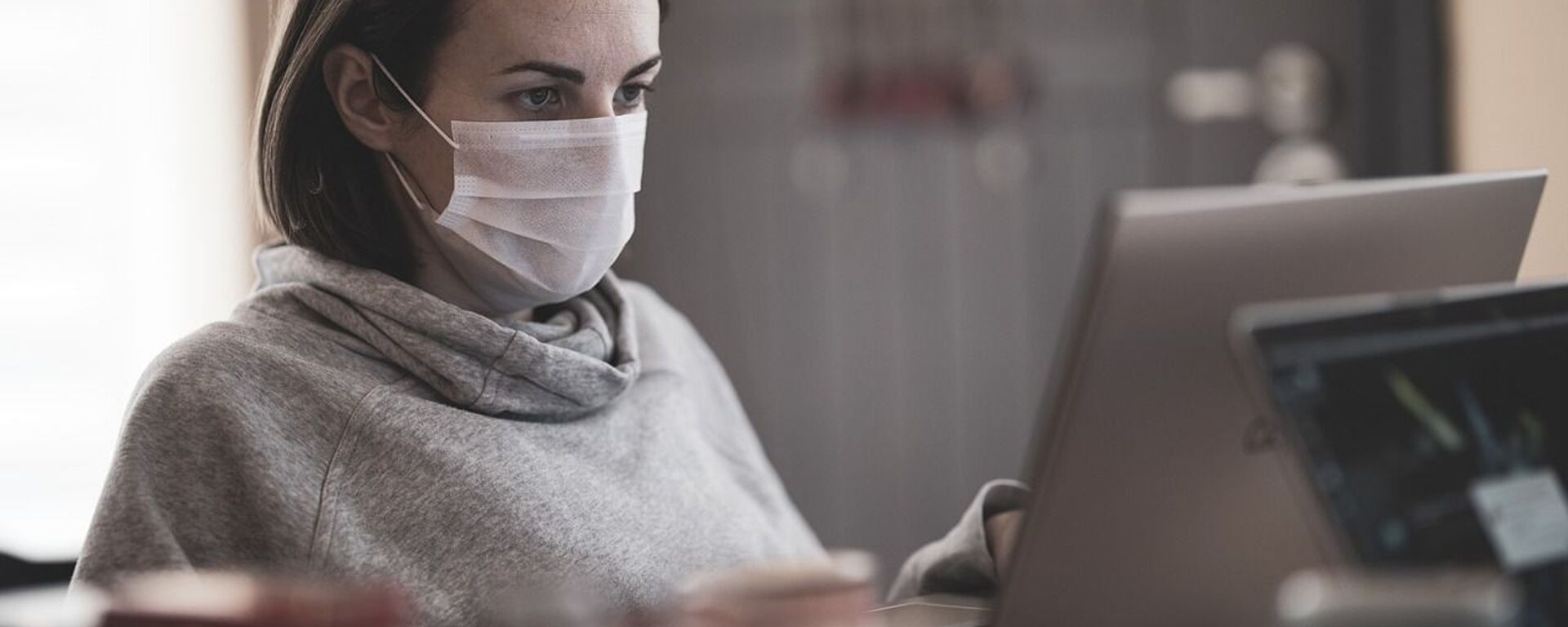 Mujer con mascarilla frente a computadora - Sputnik Mundo, 1920, 12.08.2021