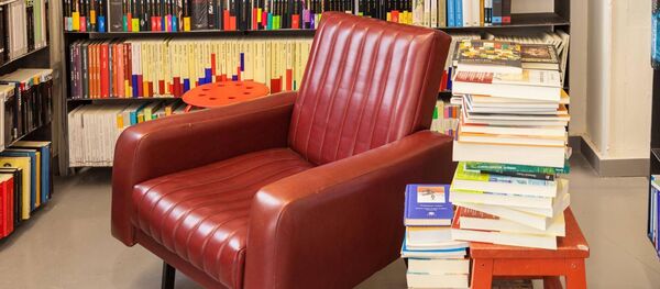 Libros en la librería Caótica - Sputnik Mundo