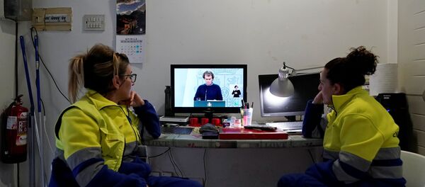 Dos empleadas observan la comparecencia de Fernando Simón - Sputnik Mundo