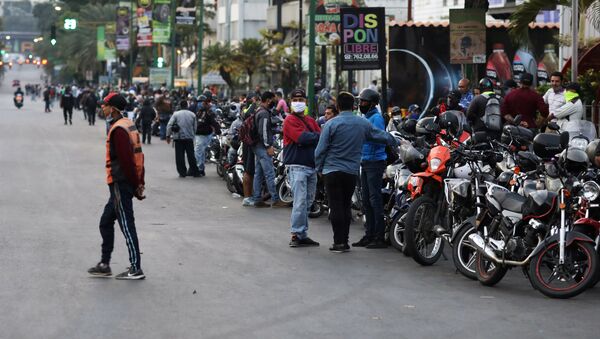 Venezolanos hacen cola para comprar la gasolina - Sputnik Mundo