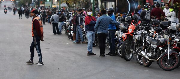 Venezolanos hacen cola para comprar la gasolina - Sputnik Mundo