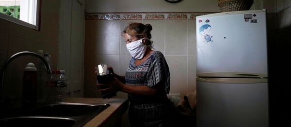 Una cubana con mascarilla durante el brote del coronavirus Una cubana con mascarilla durante el brote del coronavirus - Sputnik Mundo