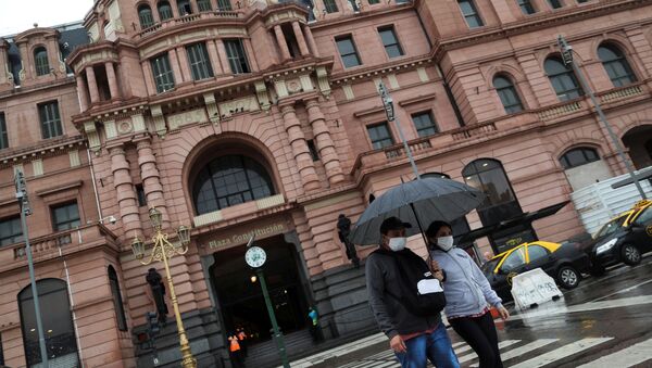 Personas en mascarillas en Buenos Aires - Sputnik Mundo