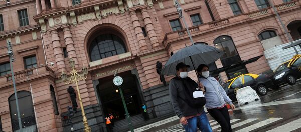 Personas en mascarillas en Buenos Aires - Sputnik Mundo