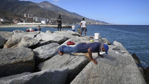 Un hombre en mascarilla entrena en la playa Los Corales en La Guaira, Venezuela - Sputnik Mundo