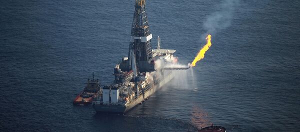 El incendio de la plataforma Deepwater Horizon de British Petroleum en el Golfo de México - Sputnik Mundo