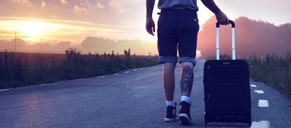 Un hombre con una maleta - Sputnik Mundo