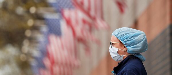 Una mujer cerca de las banderas de EEUU - Sputnik Mundo