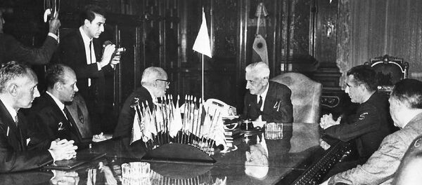 Agostino Rocca y colaboradores de Techint, reunidos con el presidente de Argentina, Arturo Umberto Illia en la Casa Rosada (1966) - Sputnik Mundo