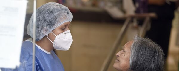 Una enfermera mexicana junto a una paciente en Ciudad de México  - Sputnik Mundo