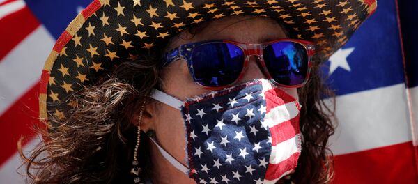 Una persona con una mascarilla con la bandera de Estados, en California - Sputnik Mundo