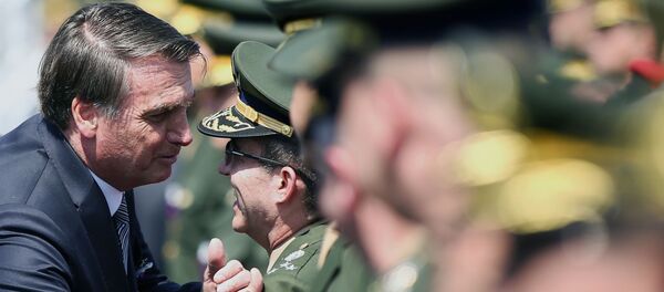 Jair Bolsonaro, presidente de brasil, hablando con un militar brasileño - Sputnik Mundo