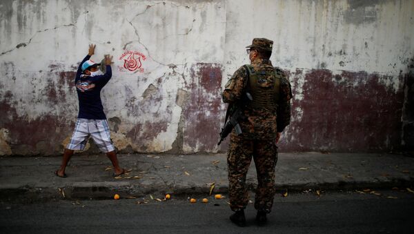 Un militar salvadoreño - Sputnik Mundo