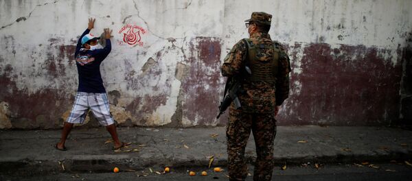 Un militar salvadoreño - Sputnik Mundo