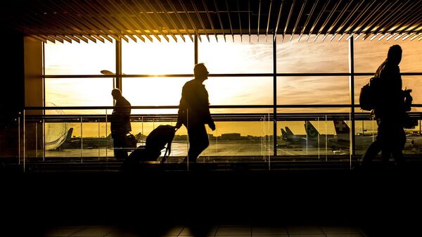 Viajeros en un aeropuerto (imagen referencial) - Sputnik Mundo