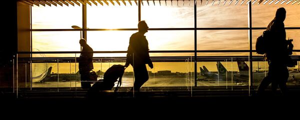 Viajeros en un aeropuerto (imagen referencial) - Sputnik Mundo