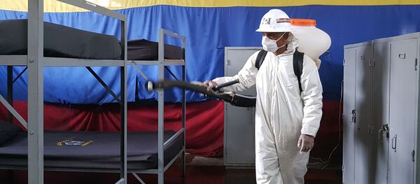Un soldado colombiano haciendo tareas de desinfección en Bogotá, Colombia - Sputnik Mundo