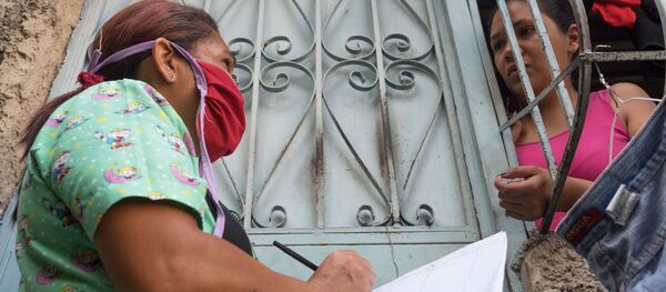 Медицинский работник во время обхода жителей для выявления случаев заболевания коронавирусом в фавелах Каракаса - Sputnik Mundo