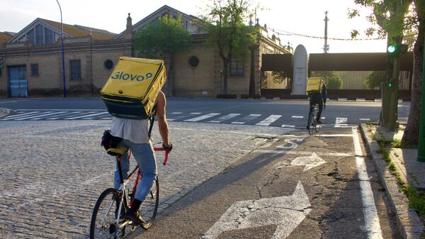 Dos repartidores de Glovo al inicio de su turno de noche en Sevilla - Sputnik Mundo