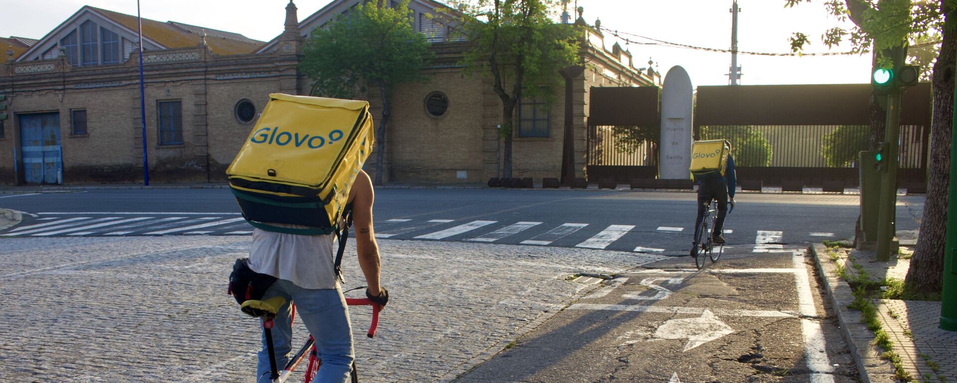 Dos repartidores de Glovo al inicio de su turno de noche en Sevilla - Sputnik Mundo, 1920, 23.06.2021