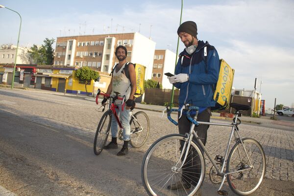 Repartidores y mensajeros en España, ¿los otros héroes sin capa? - Sputnik Mundo