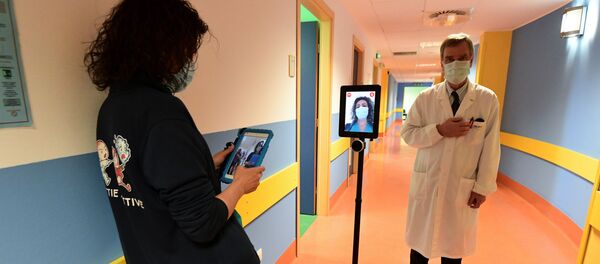 Una enfermera usa un robot para ayudar a contagiados por coronavirus en Italia - Sputnik Mundo