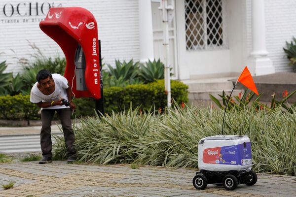 Robots, drones… la tecnología del futuro que llega con el coronavirus - Sputnik Mundo