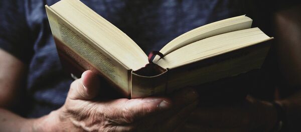 Un lector lee un libro Un lector lee un libro - Sputnik Mundo