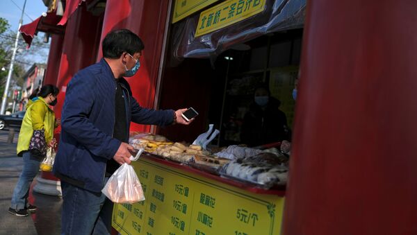 Un hombre compra comida en Pekín, China Un hombre compra comida en Pekín, China - Sputnik Mundo